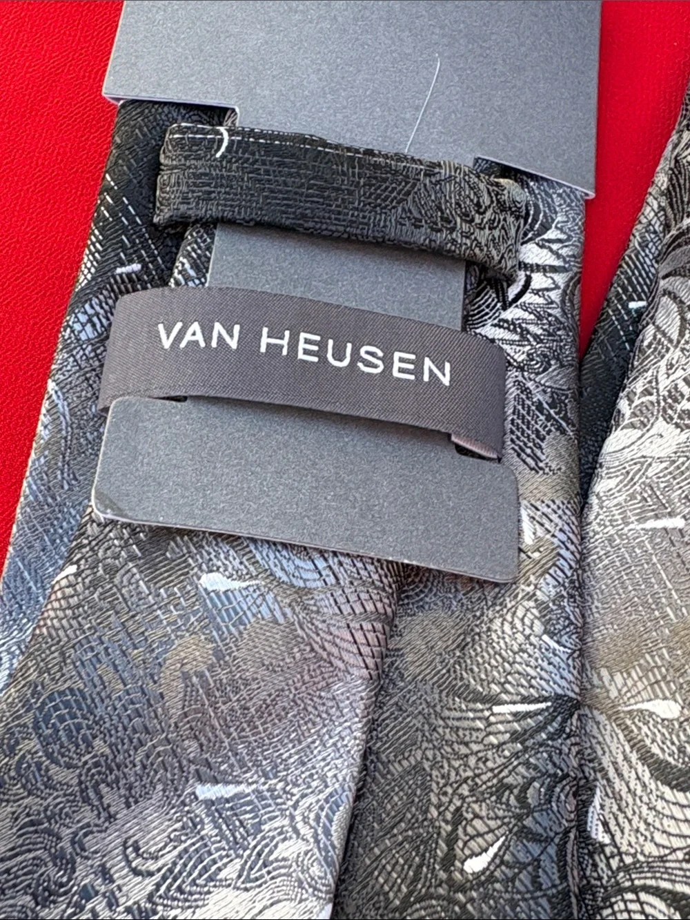 Van Heusen tie. NWT!!